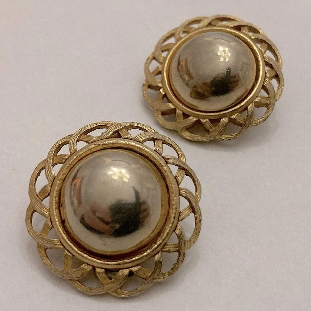 ⭐️ Vintage Gold Circle Paddle-Back Clip-On Stud Earrings